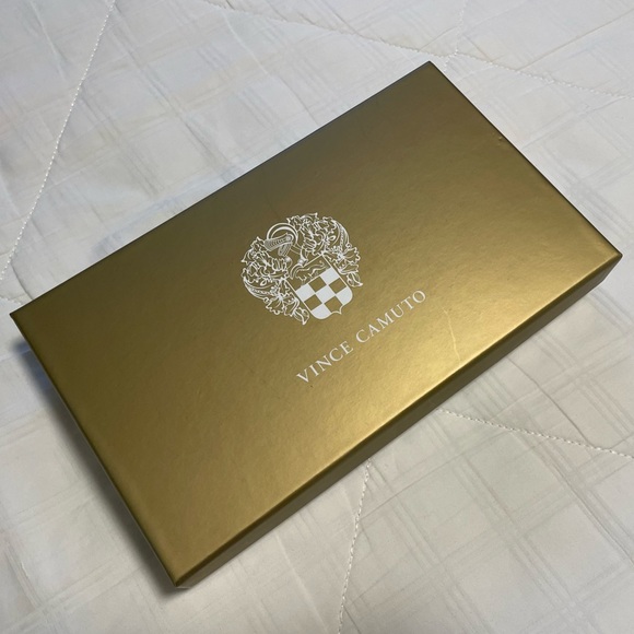 NWOT Vince Camuto scarf set - Picture 5 of 5